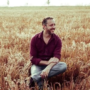 Portret van Thijs Augusteijn, communicatieadviseur en mede-oprichter van Wat vind je zelf?